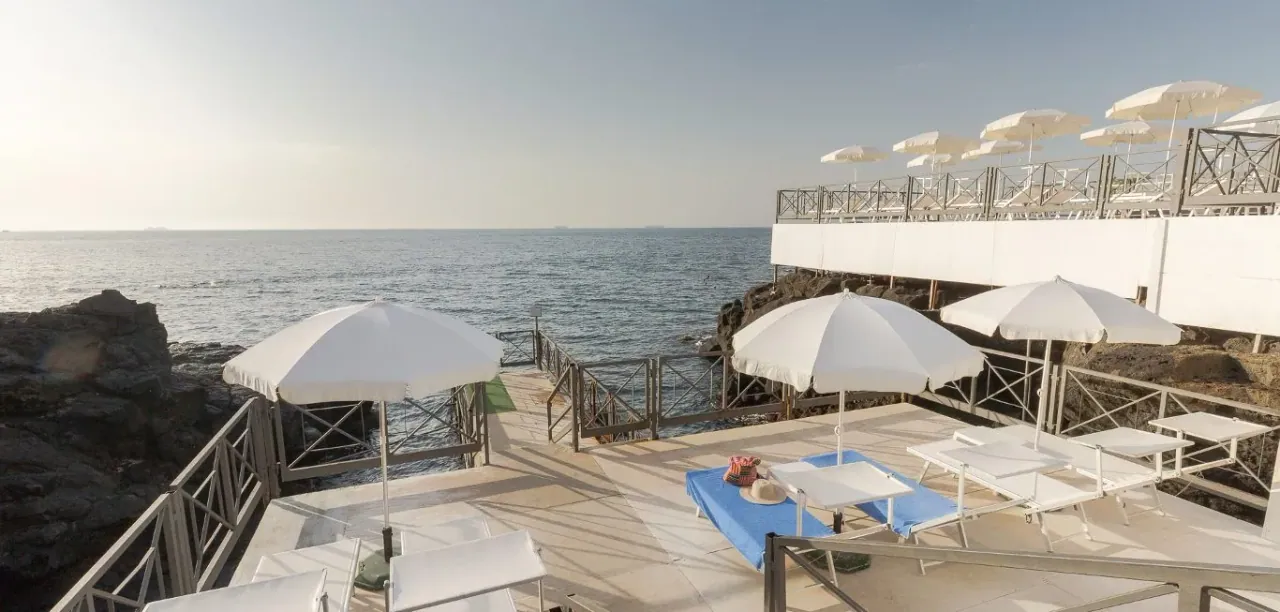 La scogliera lavica sul Mar Ionio