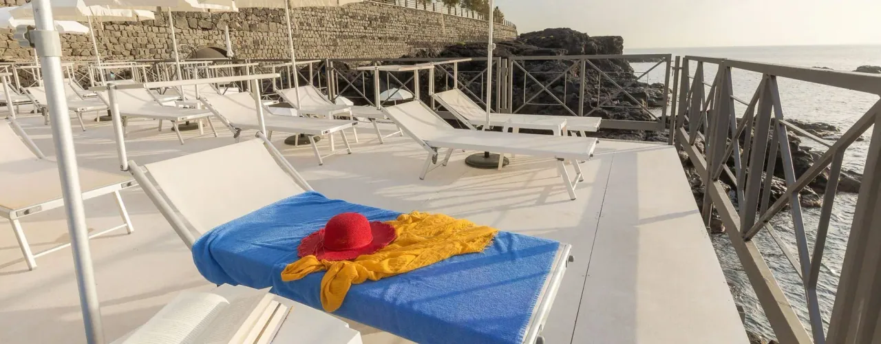 La scogliera lavica e il Mar Ionio