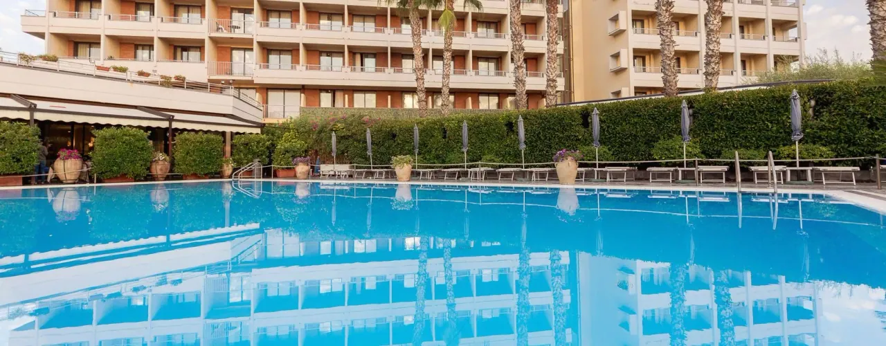 La piscina circondata dalle palme