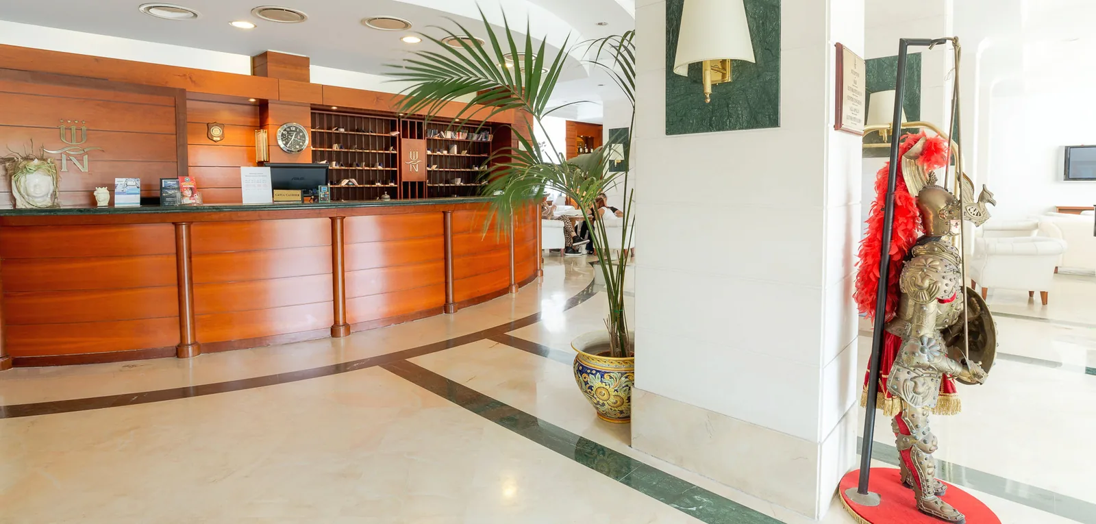 Pupo siciliano in armatura nella hall dell’Hotel Nettuno