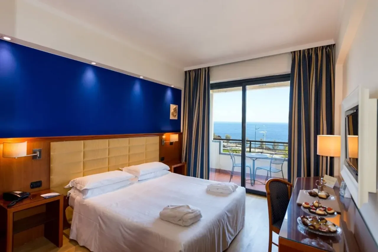 Camera Deluxe dell’Hotel Nettuno con balcone e vista sul Mar Ionio